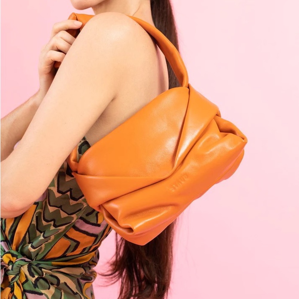 STAUD Kiss Bag in Carrot